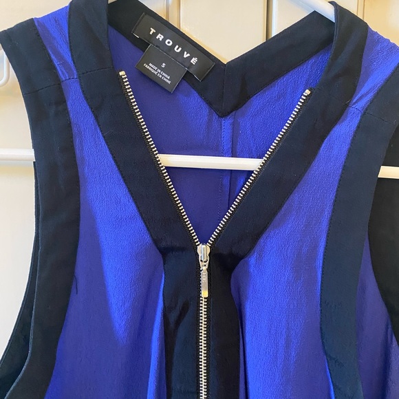 Trouve sleeveless top, zips up. Size small. - Picture 2 of 3